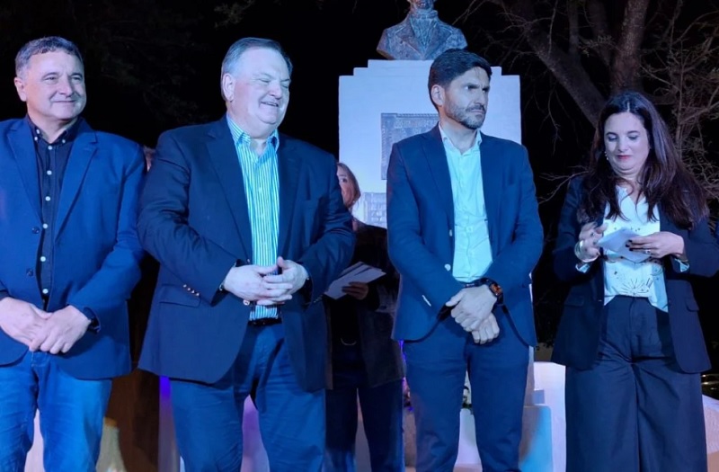 El Gobernador acompañó fiestas populares y entregó aportes en el departamento